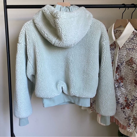 ALO Yoga ‘Streetside’ Foxy Sherpa - Picture 5 of 8